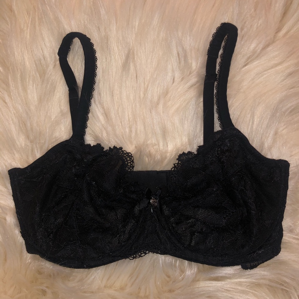Victoria’s Secret size 32DDD black lace bra